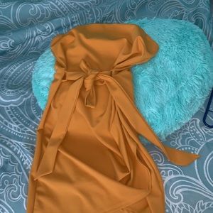 This cute mustard dress 😍😍😍